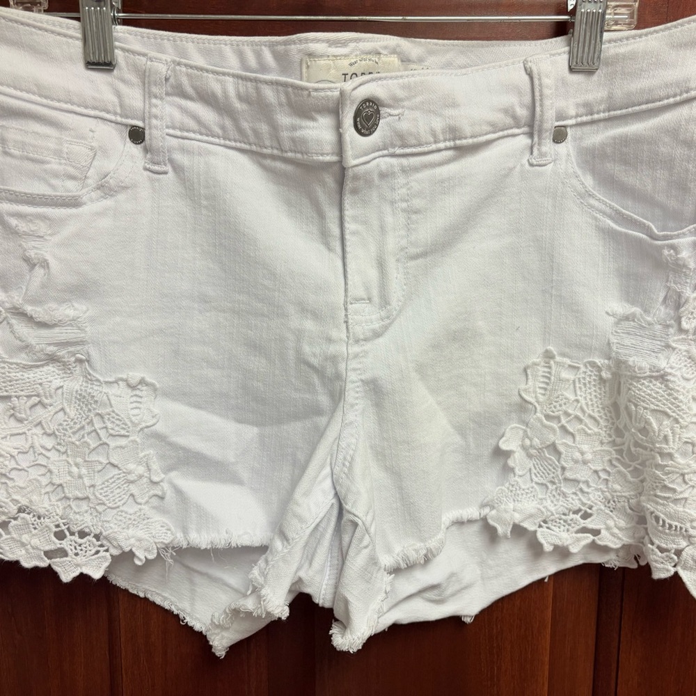 NWOT TORRID 16 WHITE CROCHETED LACE SIDES DENIM DISTRESSED RIPPED JEAN SHORTS
